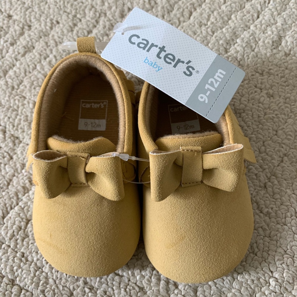 Carter’s Beige Baby Moccasins (9-12m) (NWT)